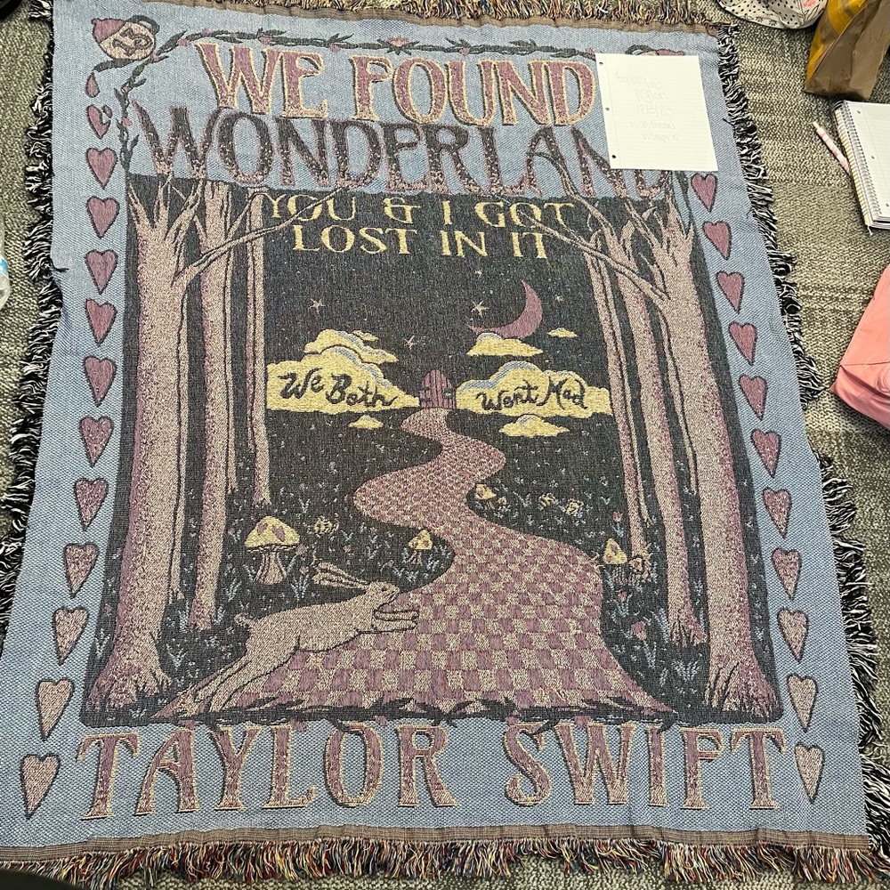 TAYLOR SWIFT OFFICAL WONDERLAND BLANKET FOR TRADE.